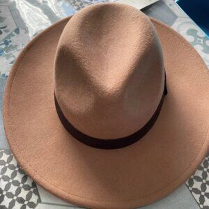 Chapeau en laine marron avec ruban noir - Brown Wool Hat with Black Ribbon